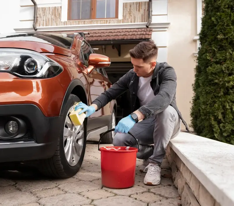 Lavage auto à domicile Le Rove : professionnel intervenant sur un véhicule